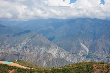Santander, Kolombiya 'daki bir dağ manzarası. Panoramik görünüm, kopyalama alanı ile kompozisyon.