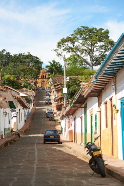 Barichara, Santander, Kolombiya; 25 Kasım 2022: Bu turizm kasabasının koloni kaldırımlı caddesi, en güzel Kolombiya köyü olarak bilinen Ulusal Anıt ilan edildi..