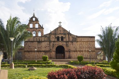 26 Kasım 2022: Guane, Santander, Kolombiya 'da Santa Lucia de Guane Tapınağı' nın ön cephesi, küçük bir taş katolik koloni mimari şapeli, turistik resimli Kolombiya köyü..