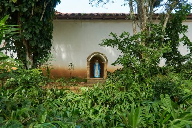 Barichara, Santander, Kolombiya; 25 Kasım 2022: Bakire heykeli bu koloni kasabasının bahçesinde.