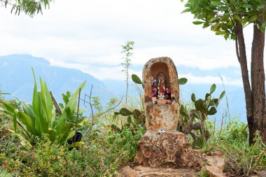 Barichara, Santander, Kolombiya; 25 Kasım 2022: Doğal bir parkta Bakire Meryem heykelciği.