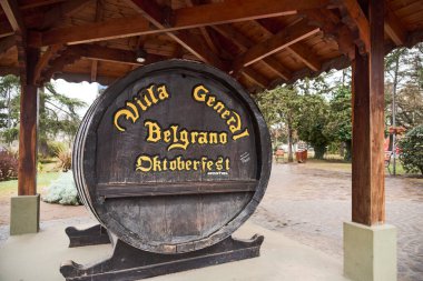 Villa Generali Belgrano, Cordoba, Arjantin; 20 Ağustos 2024: Jose Hernandez meydanında bulunan bira fıçısı şehrin adı ve en önemli festivalinin adı: Oktoberfest.