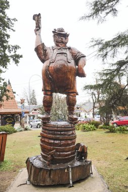 Villa Generali Belgrano, Cordoba, Arjantin; 20 Ağustos 2024: Prosit! Luis Carlos Perez tarafından yapılan ahşap heykel köyün geleneği ve bira ruhuna bir övgü niteliğindedir..