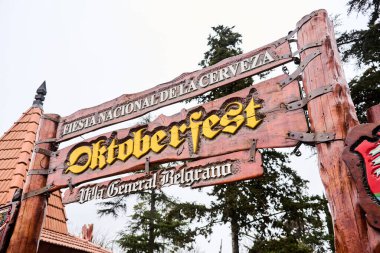 Jose Hernandez meydanının ayrıntıları, Villa General Belgrano, Cordoba, Arjantin 'de. Bu ahşap giriş kasabanın en önemli şenliğini simgeliyor: Oktoberfest, ulusal bira festivali.