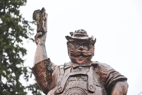 stock image Villa General Belgrano, Cordoba, Argentina; Aug 20, 2024: Prosit! Wooden sculpture made by Luis Carlos Perez, is a tribute to the tradition and brewer spirit of the village.