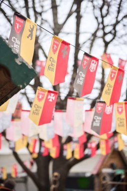 Villa Generali Belgrano, Cordoba, Arjantin; 21 Ağustos 2024: Kırmızı, sarı ve siyah Oktoberfest flamaları şeritleri, bira festivali bira geleneğinin en önemli olayıdır..