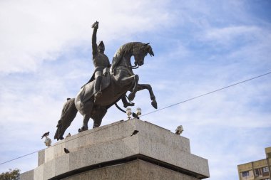 Neuquen, Arjantin; 19 Kasım 2023: San Martin Anıtı, Arjantin Kahramanı 'nın bronz bir heykeli şehrin şehir merkezinde yer alan bir kaideye monte edildi..