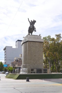 Neuquen, Arjantin; 19 Kasım 2023: San Martin Anıtı, Arjantin Kahramanı 'nın bronz bir heykeli şehrin şehir merkezinde yer alan bir kaideye monte edildi..