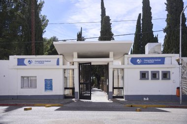 Neuquen, Arjantin; 19 Kasım 2023: Güneşli bir günde şehrin merkez mezarlığına giriş kapısı açık.