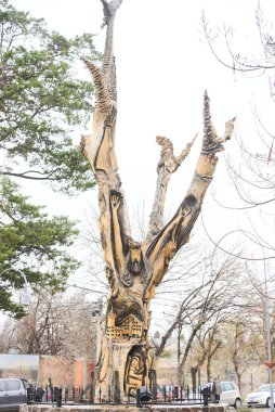 Villa Generali Belgrano, Cordoba, Arjantin; 20 Ağustos 2024: Kurumuş bir ağaçtan yapılan tahta heykel.