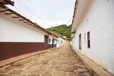 Guane, Santander, Kolombiya; 26 Kasım 2022: Tarihi sömürge mimarisi evleri olan parke taşı caddesi, tipik bu küçük turist kasabası.