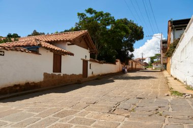 Barichara, Santander, Kolombiya; 25 Kasım 2022: Bu turizm kasabasının koloni kaldırımlı caddesi, en güzel Kolombiya köyü olarak bilinen Ulusal Anıt ilan edildi..