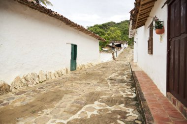 Guane, Santander, Kolombiya; 26 Kasım 2022: Tarihi sömürge mimarisi evleri olan parke taşı caddesi, tipik bu küçük turist kasabası.