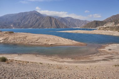 Potrerillos, Mendoza, Arjantin manzarası. Ön planda su deposu ve arka planda And Dağları..