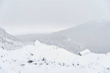 Soğuk bir kış sabahı kar yağıyor, Arjantin 'in Mendoza kentindeki Andean dağlarında karlı kış manzarası. Kopyalama alanı olan kompozisyon.