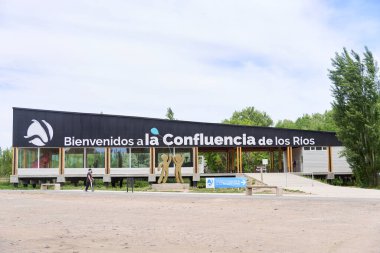 Neuquen, Arjantin: 19 Kasım 2024: Neuquen ve Limay nehirlerinin birleştiği yere giriş, Hiroki Yarımadası doğal alanı.