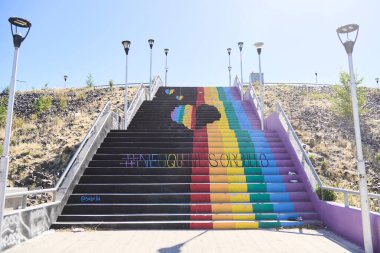 Neuquen, Arjantin; 19 Kasım 2023: Gökkuşağı bayrağı, LGBT toplumunun sembolü, ve Doğu Park 'ın merdivenlerinde aynı renkte kalpler.