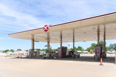 La Pampa, Arjantin; 20 Kasım 2023: Axion enerji servis istasyonu.