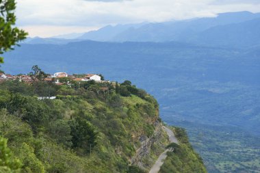 Kolombiya 'nın en güzel kasabası olan Barichara, çevresindeki dağları harika gören turistik doğal bir bölge olan yakın bir gözcü noktasından görüldü..