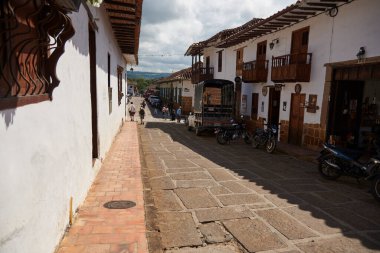 Barichara, Santander, Kolombiya; 25 Kasım 2022: Bu turizm kasabasının koloni mimari caddesi, ülkenin en güzel anıtı olarak bilinen Ulusal Anıt ilan edildi..