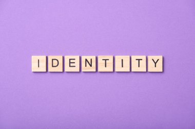 Üzerinde harfler olan ahşap parçalar mor bir arkaplan üzerinde 