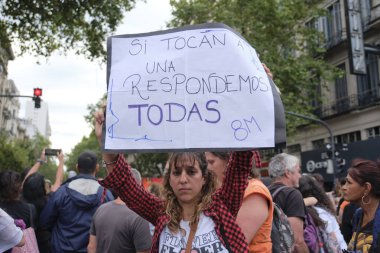 Buenos Aires, Arjantin; 8 Mart 2025: Uluslararası feminist grev sırasında cinsiyet şiddetine karşı yürüyen kadınlar. İmza: Eğer birine dokunurlarsa, hepimiz cevap veririz..