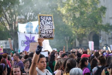 Buenos Aires, Arjantin; 8 Mart 2025: Uluslararası feminist grev sırasında cinsiyet şiddetine karşı yürüyen kadınlar. İmza metni: Başardığımız haklar sonsuza dek sürsün.