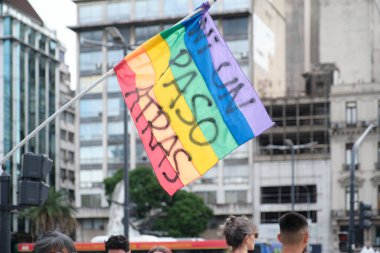 Buenos Aires, Arjantin; 8 Mart 2025: Gökkuşağı bayrağına, LGBT topluluğunun sembolüne bir adım bile geri mesaj yazılmadı.