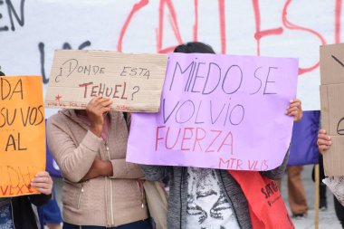 Buenos Aires, Arjantin; 8 Mart 2025: Uluslararası feminist grev sırasında protesto tabelaları tutan kadınlar.