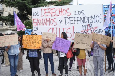 Buenos Aires, Arjantin; 8 Mart 2025: Uluslararası feminist grev sırasında protesto tabelaları tutan kadınlar.