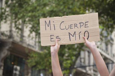Buenos Aires, Arjantin; 8 Mart 2025: Tanımlanamayan kadın uluslararası feminist mitingde bedenimin bana ait olduğu mesajını taşıyor..