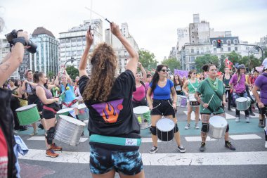 Buenos Aires, Arjantin; 8 Mart 2025: Uluslararası feminist grev; ralli sırasında perküsyon enstrümanları çalan bir grup kadın.