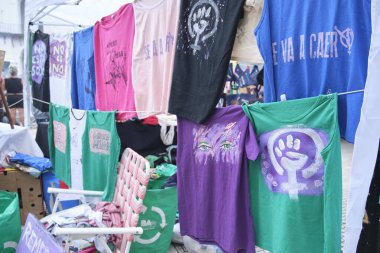 Buenos Aires, Arjantin; 8 Mart 2025: Uluslararası Kadın Günü, feminist mücadelenin sembolleriyle sokak satışı ve diğer ticari ürünler.