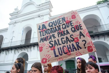 Buenos Aires, Arjantin; 8 Mart 2025: Uluslararası feminist grev sırasında cinsiyet şiddetine karşı yürüyen kadınlar. Seni dışarı çıkarıp savaştırmak için kimi öldürmeleri gerekiyor??