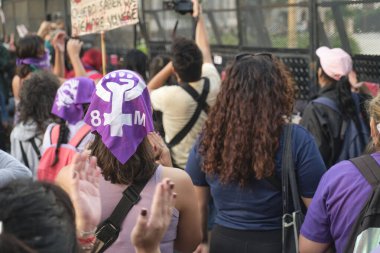 Buenos Aires, Arjantin; 8 Mart 2025: Uluslararası feminist gösteri sırasında kadınlar Plaza de Mayo 'da toplandı.