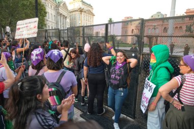 Buenos Aires, Arjantin; 8 Mart 2025: Uluslararası feminist gösteri sırasında kadınlar Plaza de Mayo 'da toplandı.