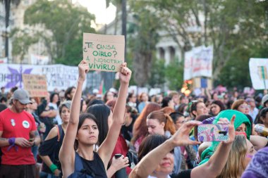 Buenos Aires, Arjantin; 8 Mart 2025: Uluslararası Kadın Günü boyunca bir tabela asan kadın protestosu: Duymaktan bıktınız mı? Yaşamaktan bıktık.