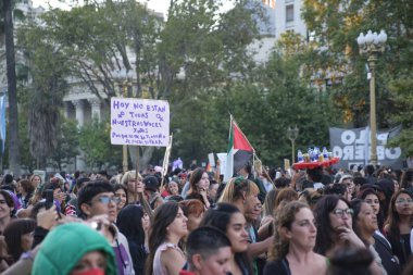 Buenos Aires, Arjantin; 8 Mart 2025: Uluslararası Kadın Günü 'nde bir tabela kaldırmayı protesto eden kadın: Bugün seslerimiz bir arada değil, çünkü mezardan bağıramıyoruz.