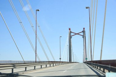 Complejo Union Nacional Köprüsü, Arjantin 'in Buenos Aires ve Entre Rios eyaletleri arasında Parana Nehri üzerinde bir yapı. Manzara köprüden geçen bir aracın içinden. Yolculuk konsepti.