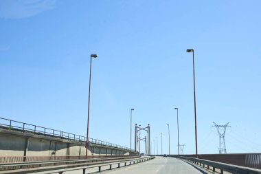 Complejo Union Nacional Köprüsü, Arjantin 'in Buenos Aires ve Entre Rios eyaletleri arasında Parana Nehri üzerinde bir yapı. Manzara köprüden geçen bir aracın içinden. Yolculuk konsepti.