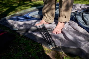 Açık havada çadır kuran tanınmayan birinin çıplak ayakları. Kavram: sağlık. Gün geçtikçe daha fazla insan yalınayak ve doğayla doğrudan temas içinde olmanın faydalarını fark ediyor..