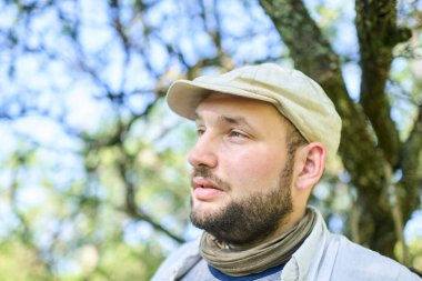 Dışarıdan bakan genç bir adamın portresi arka planda odak ağacı dalları yok, boşluğu kopyala.