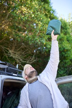 Mutlu bir adam çünkü arabasının bagajında gezisinde unuttuğunu sandığı bir şey bulmuş..