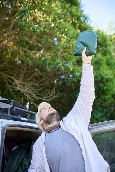 Mutlu bir adam çünkü arabasının bagajında gezisinde unuttuğunu sandığı bir şey bulmuş..
