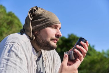 Kavram: günlük hayatın küçük şeylerinin tadını çıkar. İspanyol adam dışarıda oturmuş kahve aromasının tadını çıkarıyor. Taze öğütücüsüyle taze öğütülmüş ve gözleri kapalı sakince kokuyor.