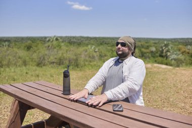 İspanyol adam uzaktan kumandalı işini bitirdikten sonra gülümser ve bilgisayarını kapatır. O dışarıda, doğada. Dijital göçebe seyahat ederken özgürlük yaşam tarzının mutluluğunun tadını çıkarıyor..