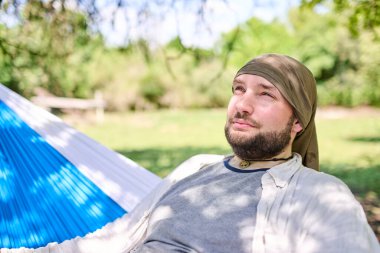 Hamakta oturmuş, dışarıda dinlenen rahat bir İspanyol 'un portresi. Onun ifadesi sakin ve düşünceli bir insandır..
