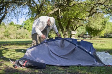 İnsan çadırının direklerini, doğal, sessiz, yeşil ve güneşli bir ortama kurma sürecinde kurar..
