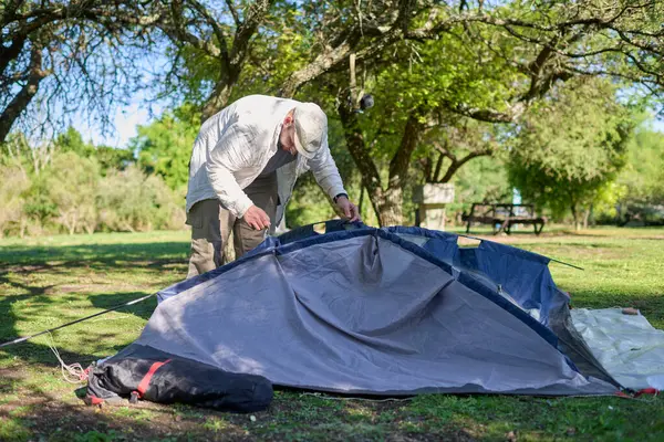 İnsan çadırının direklerini, doğal, sessiz, yeşil ve güneşli bir ortama kurma sürecinde kurar..