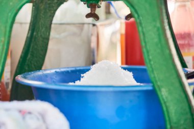 Bir ahududu yapma süreci, Kolombiya 'da sokak yemeği olarak yenileyici bir tatlı farklı aromalı ve soslu ezilmiş buzdan oluşur..